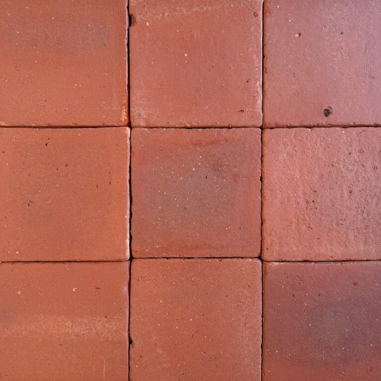 rött kvadratiskt tegelgolv