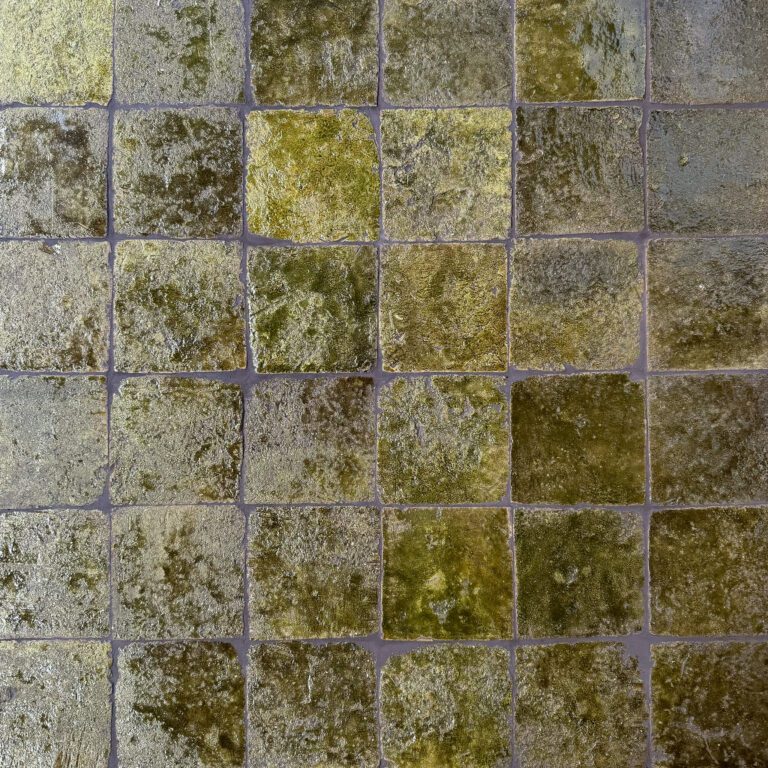 grönt och brunt glaserat tegelgolv