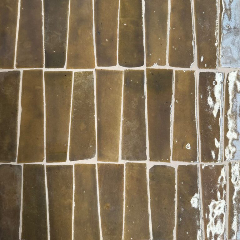 brunt marockanskt zellige-kakel i trapez-form