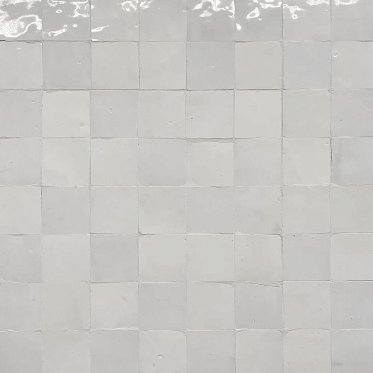 närbild på vita ojämna glansiga zellige-kakelplattor