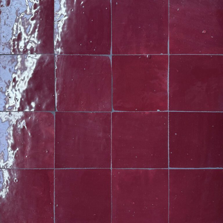 glansigt vinrött marockanskt zellige-kakel
