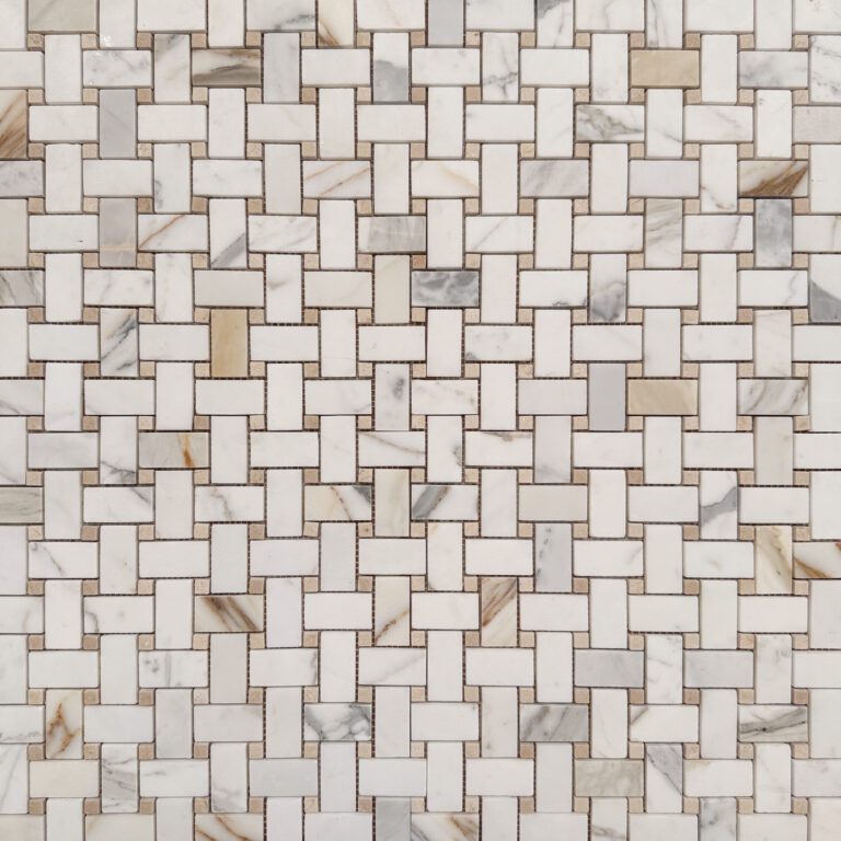 marmormosaik i calacatta och beige marmor i flätmönster