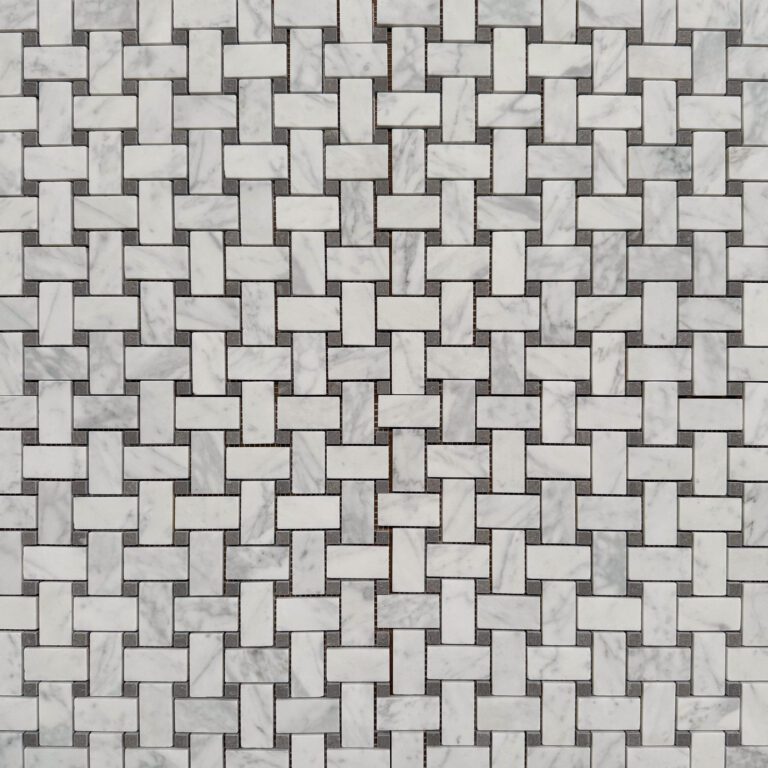marmormosaik i carrara och grå marmor i flätmönster