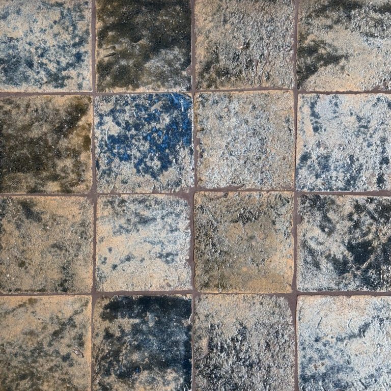 glaserat tegel i blå nyanser