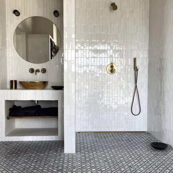 Zellige badrum med design stiltje. Rustikt kakel