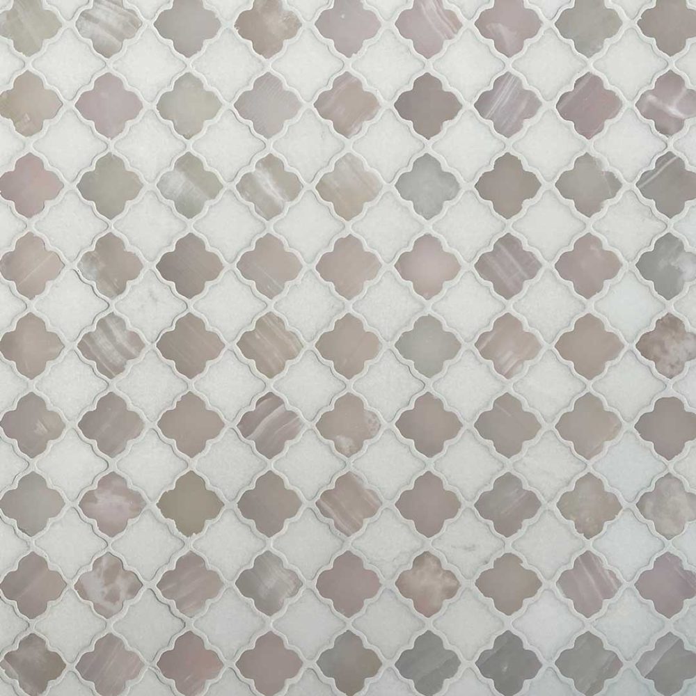 Marmormosaik i en blandning av vit marmor och rosa onyx i ett blommönster