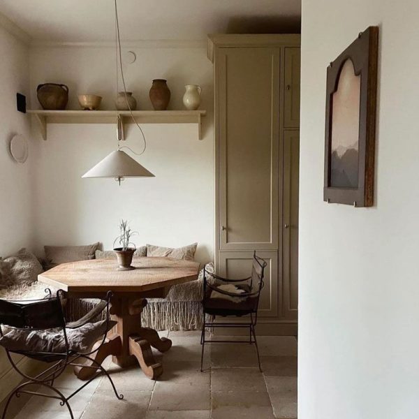 Ellen Dixdotters kök med kalkstensgolv i varma nyanser