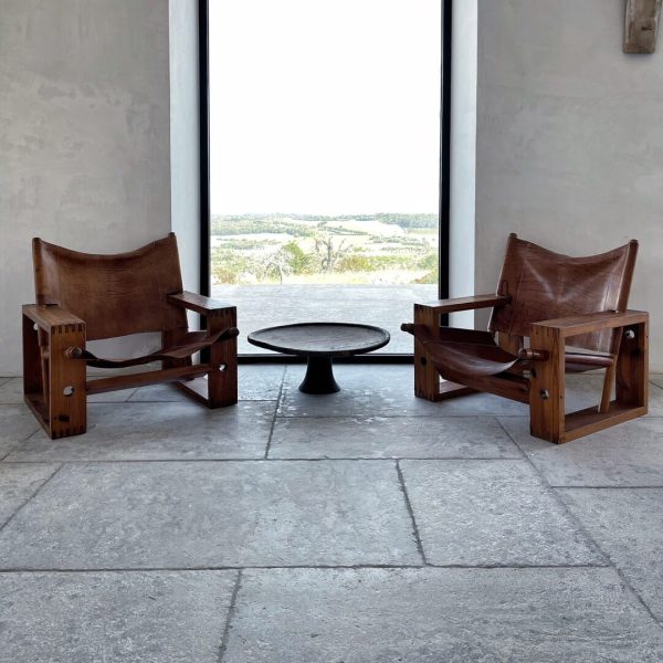 vardagsrum med grått rustikt kalkstensgolv