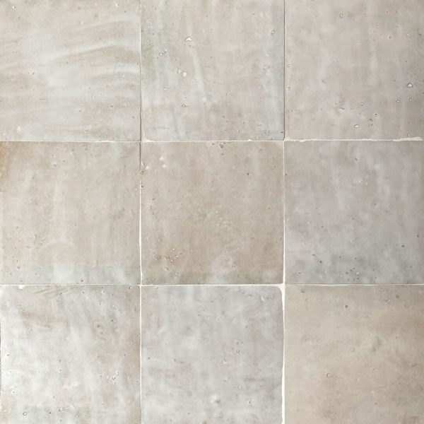 beige marockanskt zellige kakel på väggen