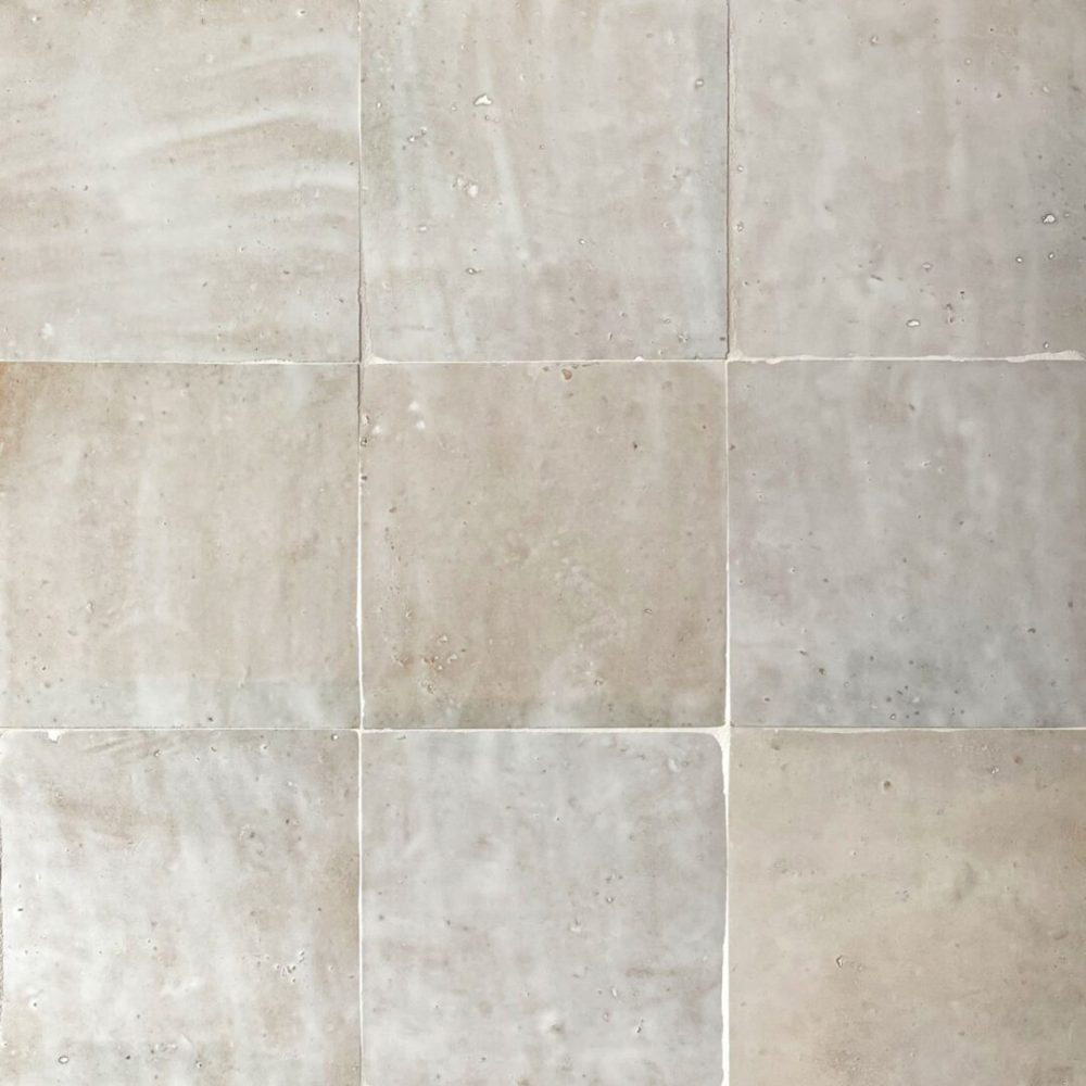 beige marockanskt zellige kakel på väggen