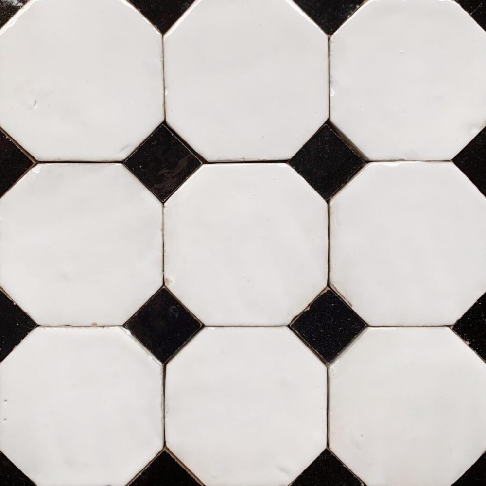 vitt marockanskt zellige-kakel med svarta inlägg