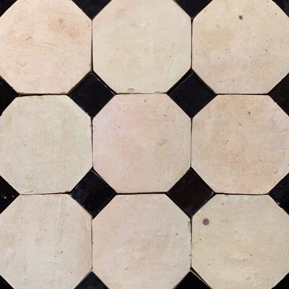 naturellt marockanskt zellige-kakel med svarta inlägg