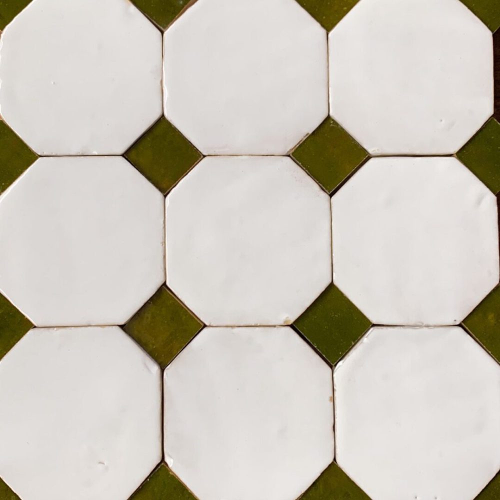 vitt marockanskt zellige-kakel med gröna inlägg