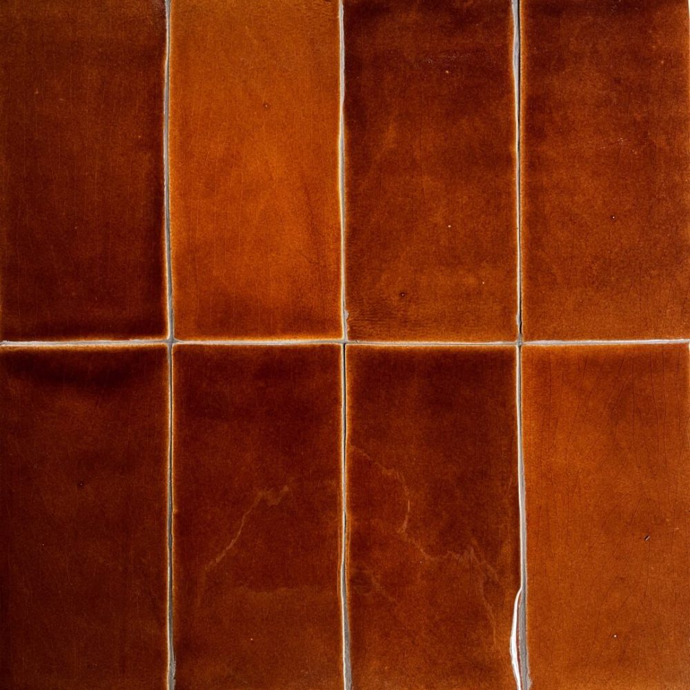 brunt handgjort kakel på vägg