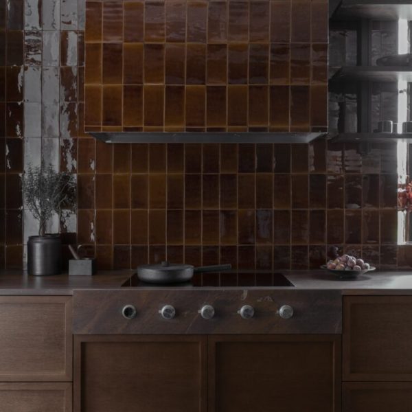 kök med brunt handgjort kakel
