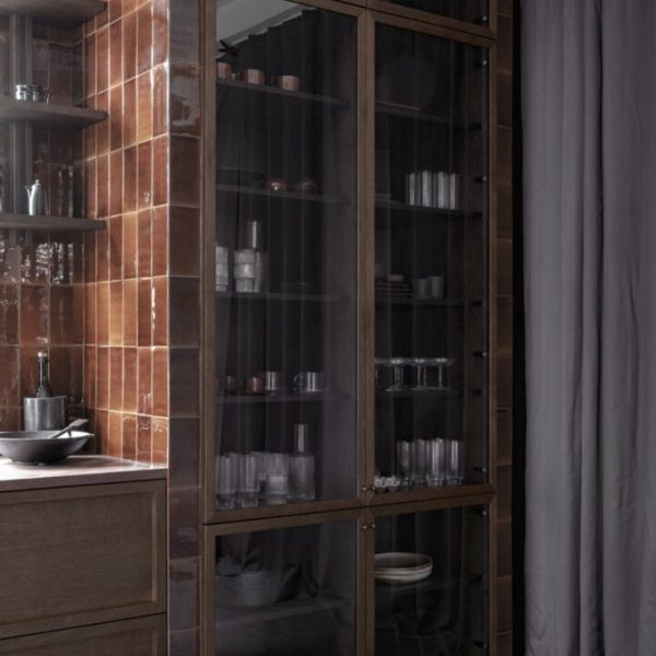 kök med brunt handgjort kakel