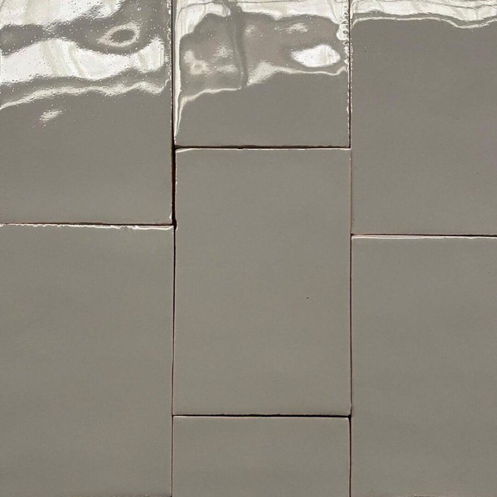 grått handgjort kakel