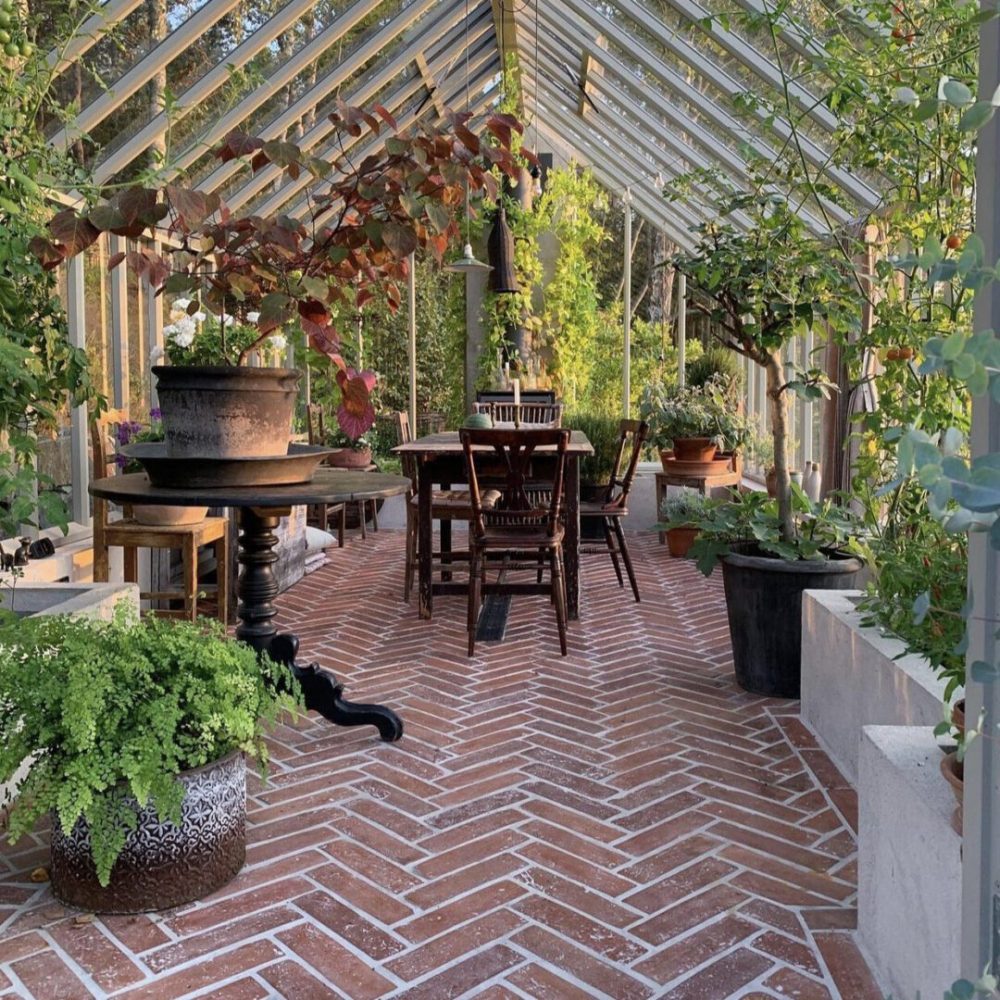 orangerie med rött återvunnet tegelgolv i fiskbensmönster