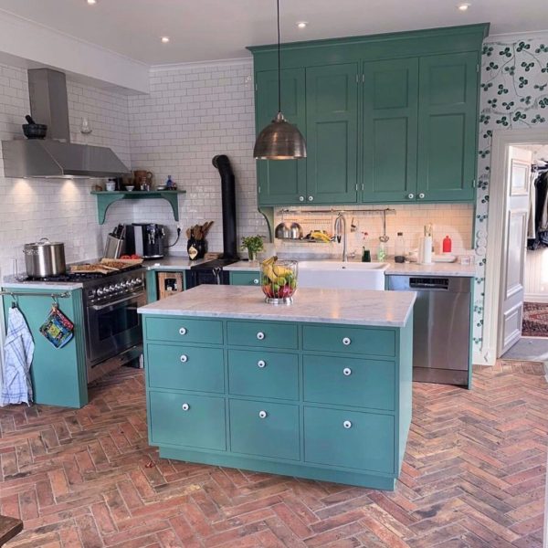 kök med rött återvunnet tegelgolv i fiskbensmönster