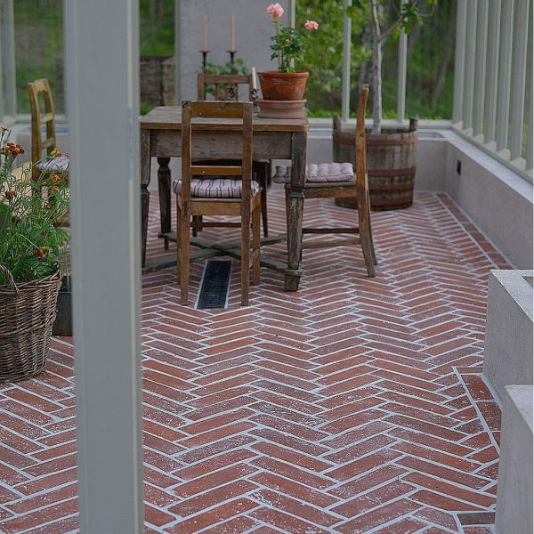 orangerie med rött återvunnet tegelgolv i fiskbensmönster