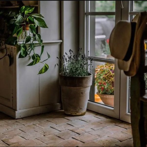 hall med ljust återvunnet tegel på golvet