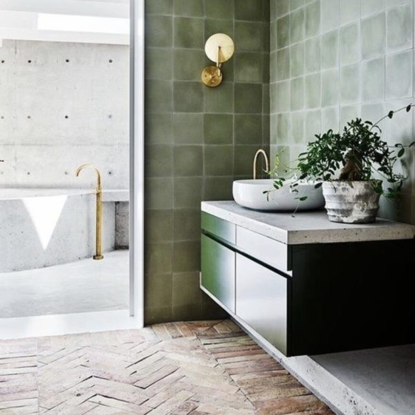 badrum med återvunnet tegelgolv i fiskbensmönster