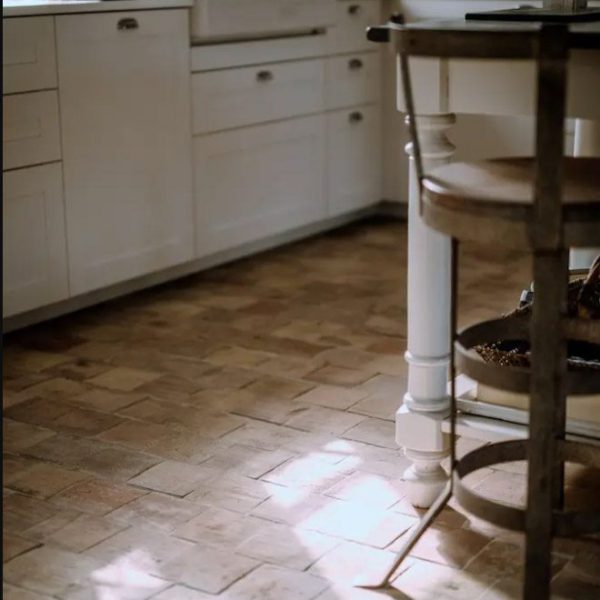 kök med ljust återvunnet tegel på golvet