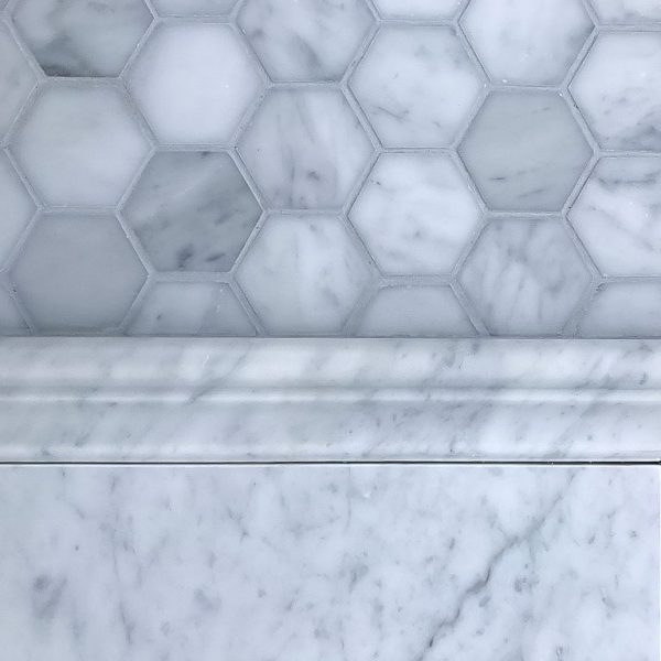 marmormosaik i carrara med bröstlist i marmor