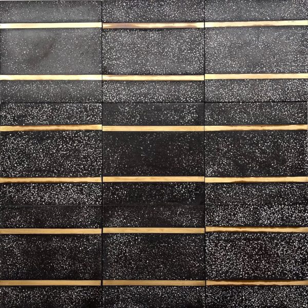 cementgolv i svart med terazzo och inlägg av mässing