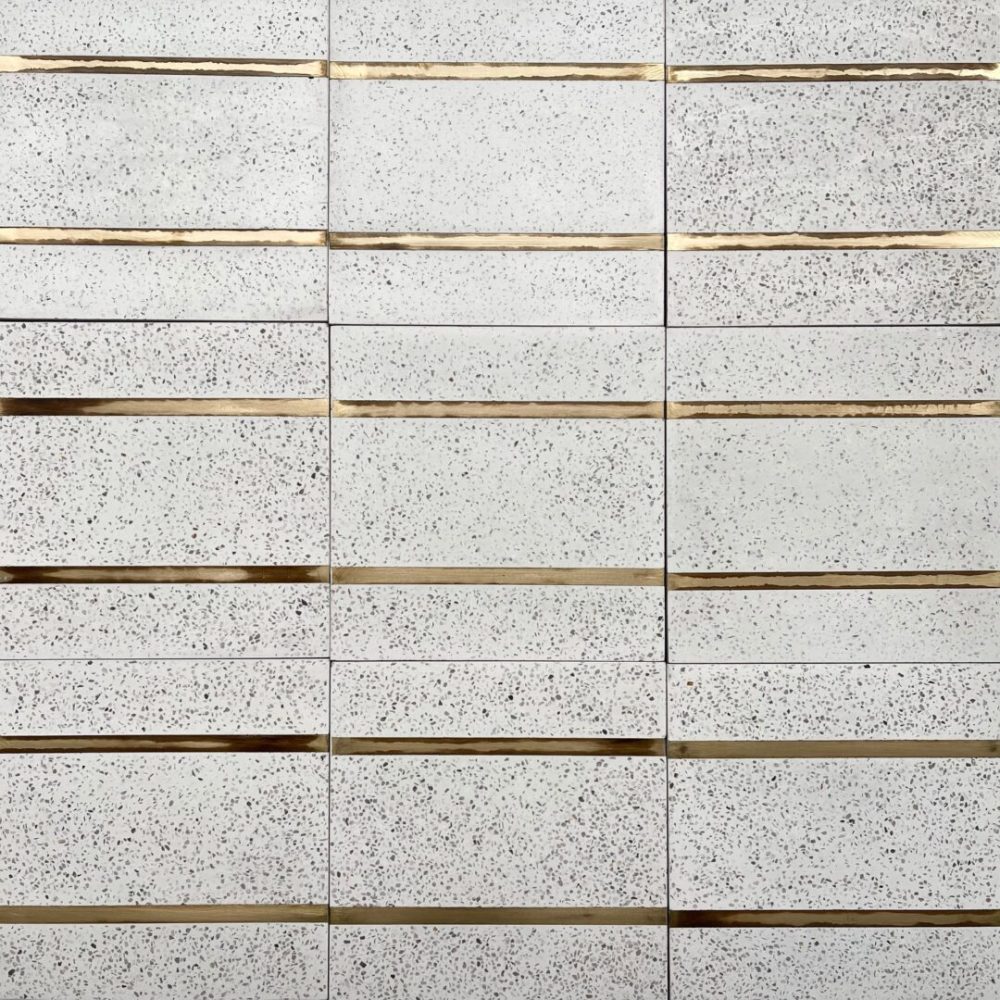 cementgolv i vitt med terazzo och inlägg av mässing