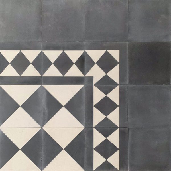 schackmönstrat cementgolv med klassisk bårder i svart och vitt