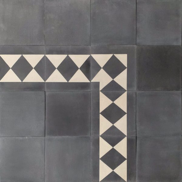 cementgolv med klassisk bårder i svart och vitt