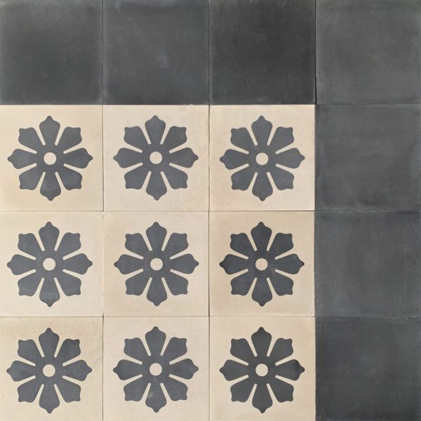 mönstrat cementgolv i kräm och svart