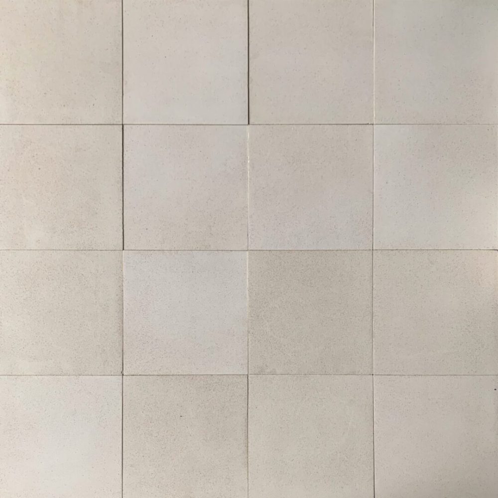 enfärgat cementgolv i olika nyanser av vitt