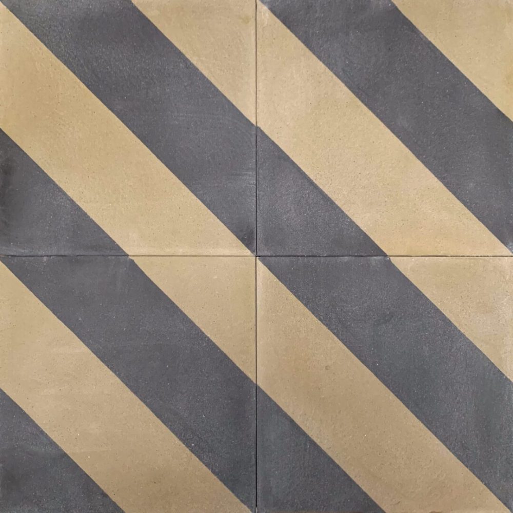 randigt cementgolv i svart och grönt