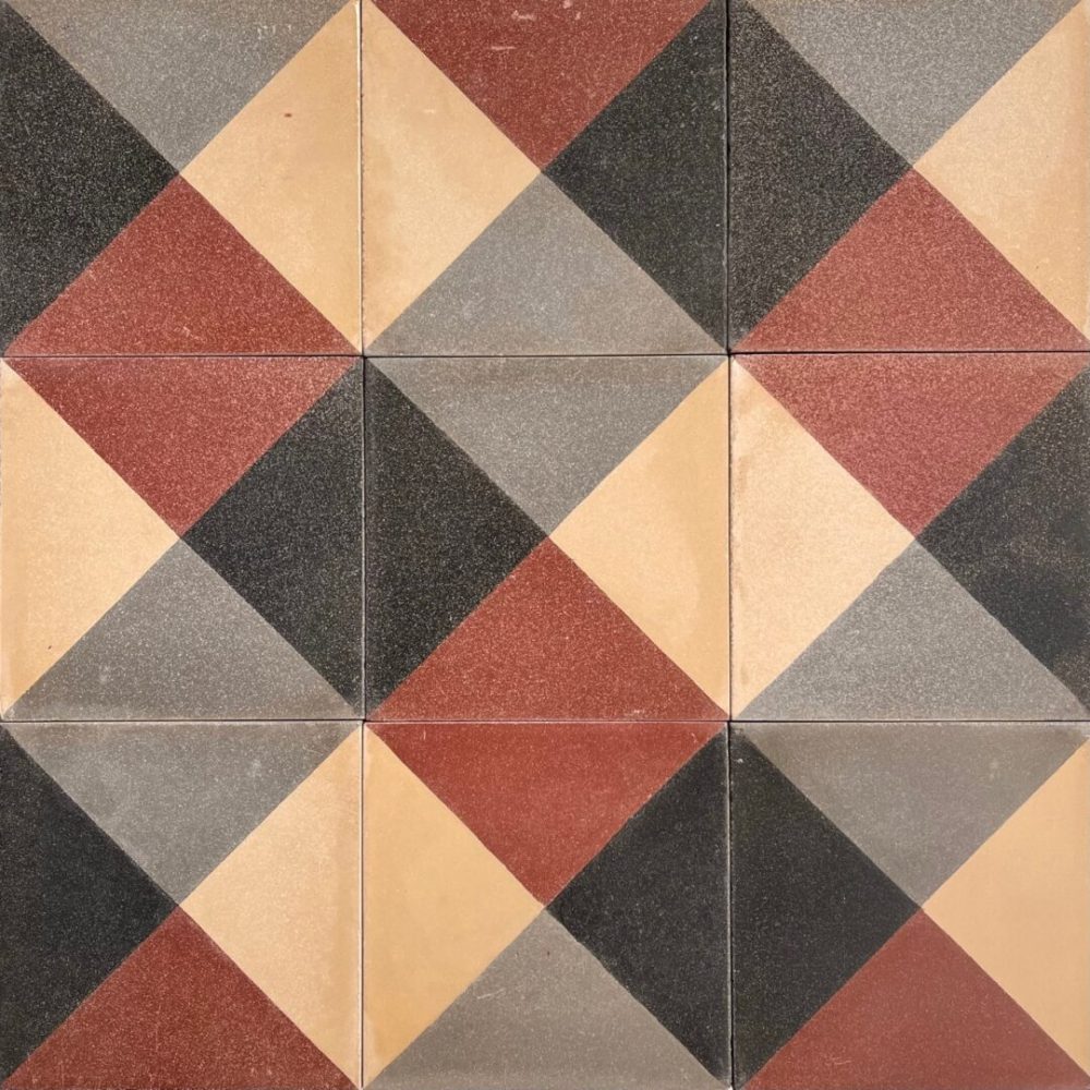 rutigt cementgolv i rött, grått, svart och beige