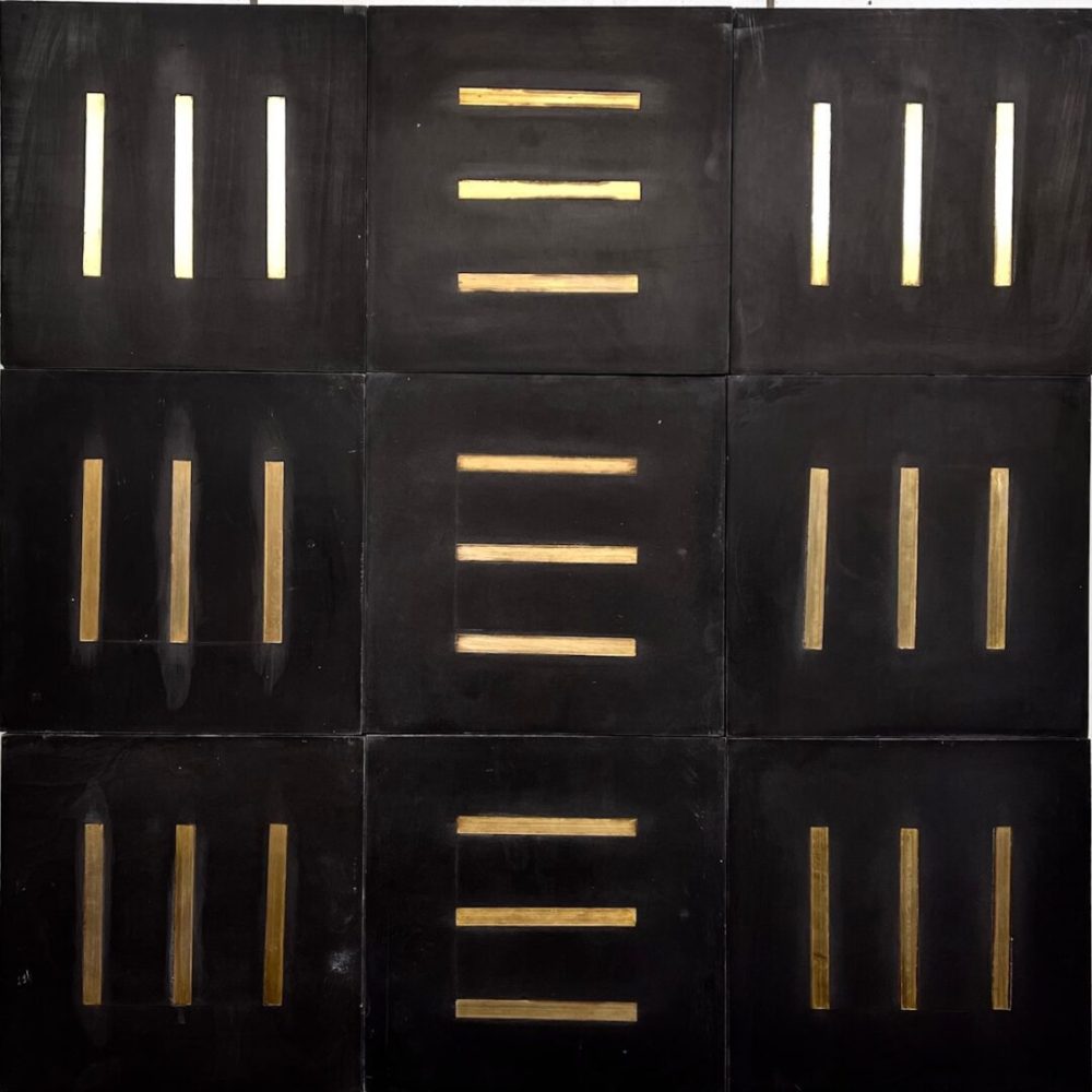 svart cementgolv med inlägg av mässing