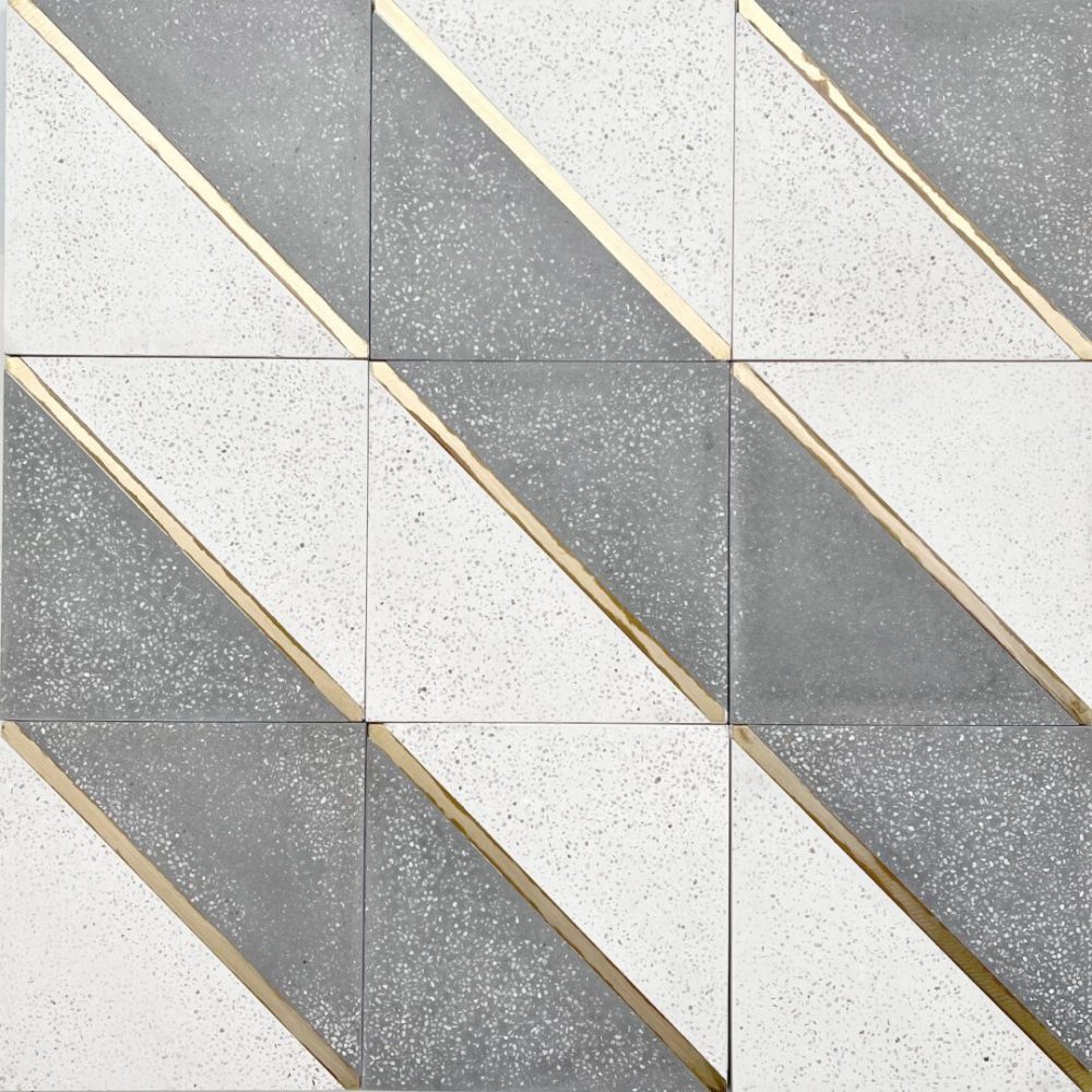 cementgolv i grått och vitt med terazzo och inlägg av mässing