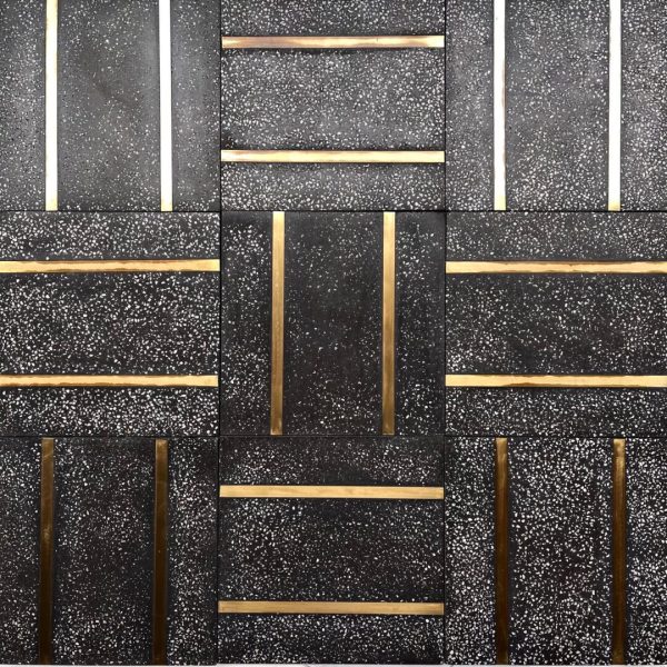 cementgolv i svart med terazzo och inlägg av mässing