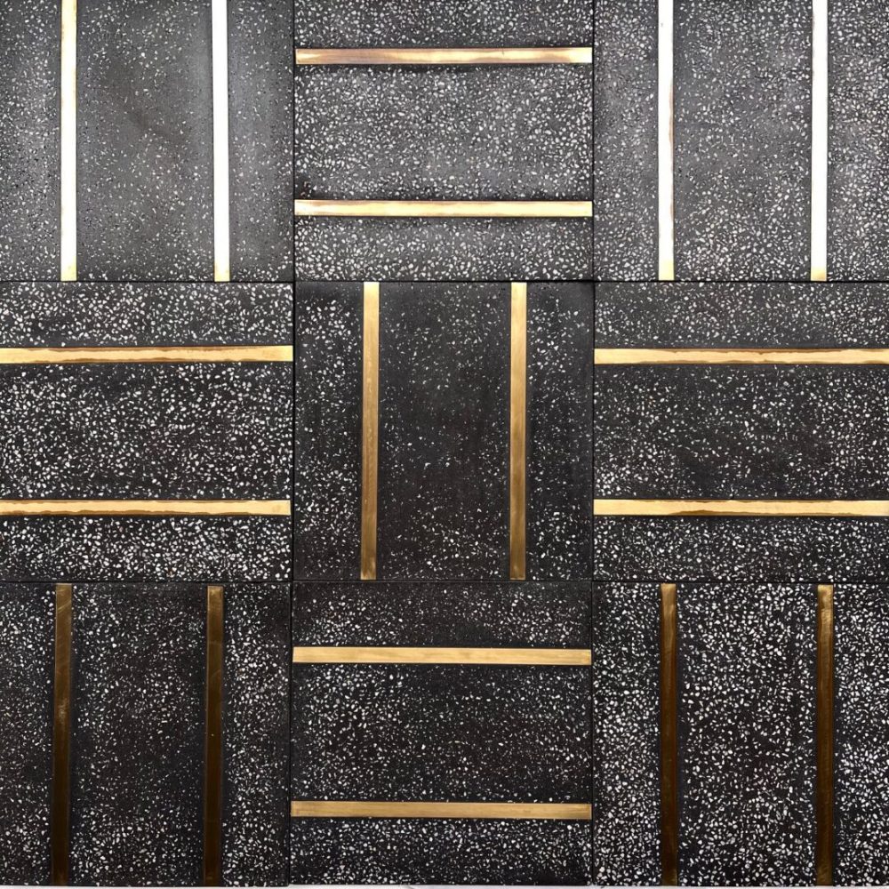 cementgolv i svart med terazzo och inlägg av mässing