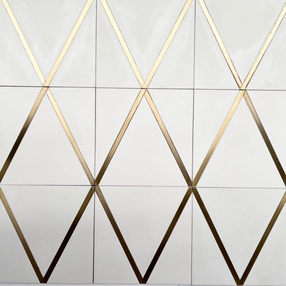 vitt cementgolv med inslag av mässing