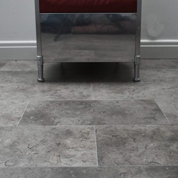 finslipat grått kalkstensgolv med fossiler