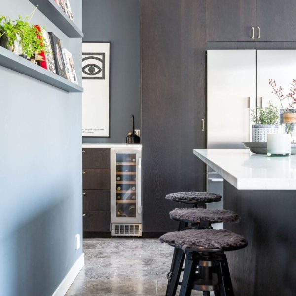 kök med finslipat grått kalkstensgolv med fossiler