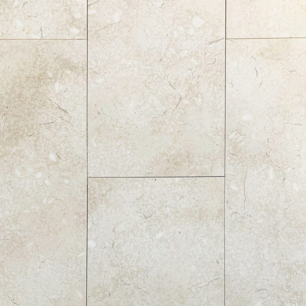 krämfärgat finslipat kalkstensgolv