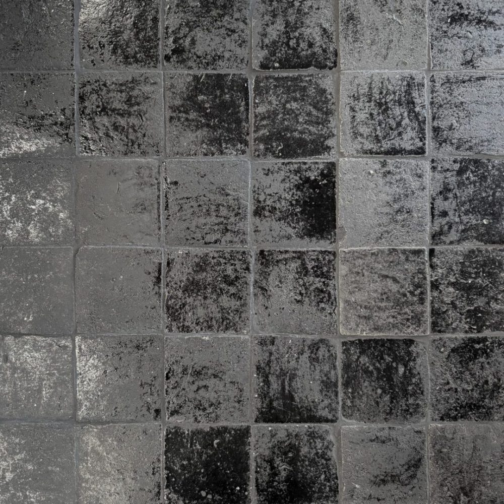 glaserat tegel på golv i svart