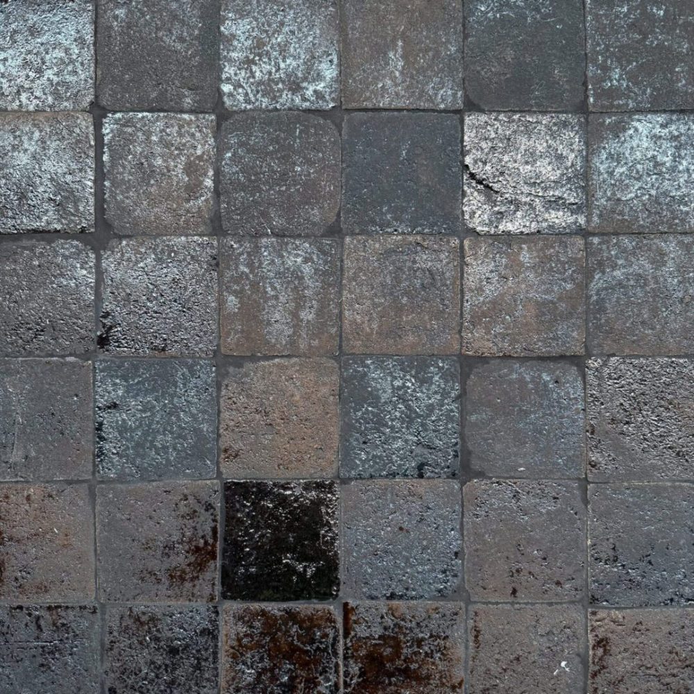 glaserat tegel på golv i brunt och brons