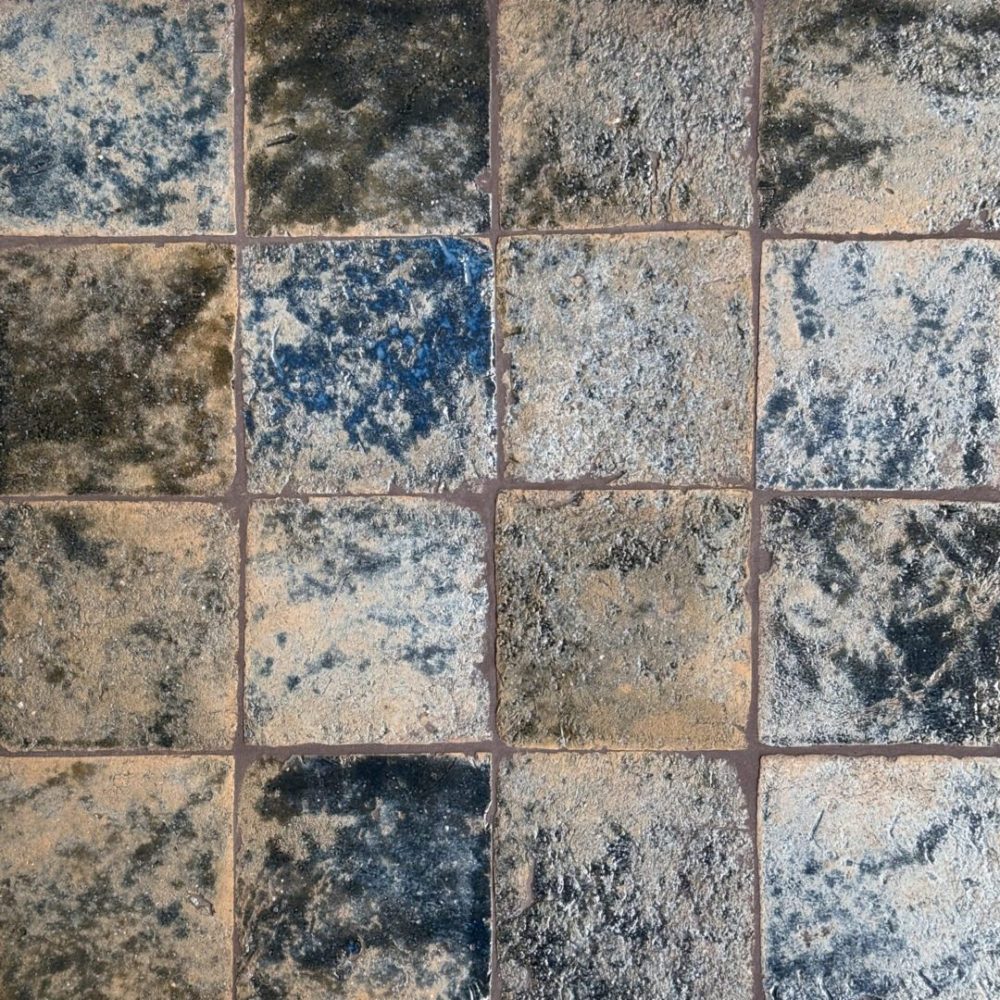 glaserat tegel i blå nyanser