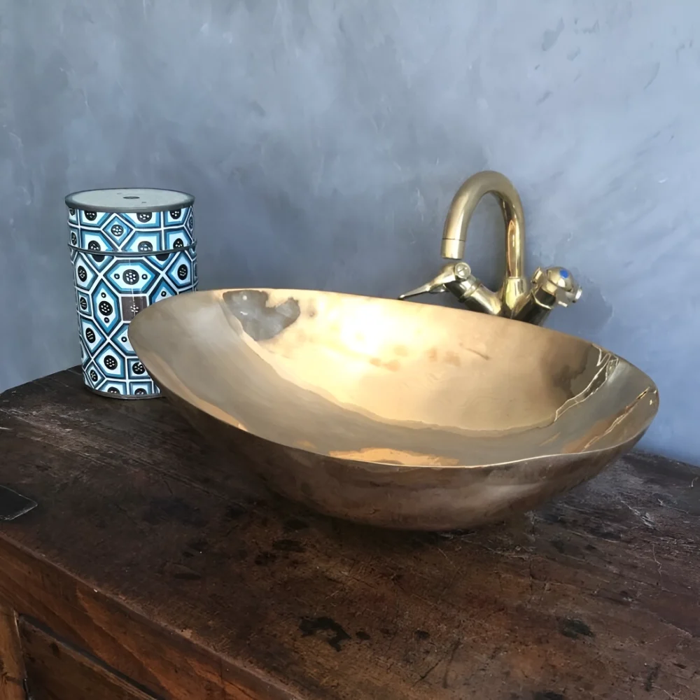 Handfat i brons med organisk form