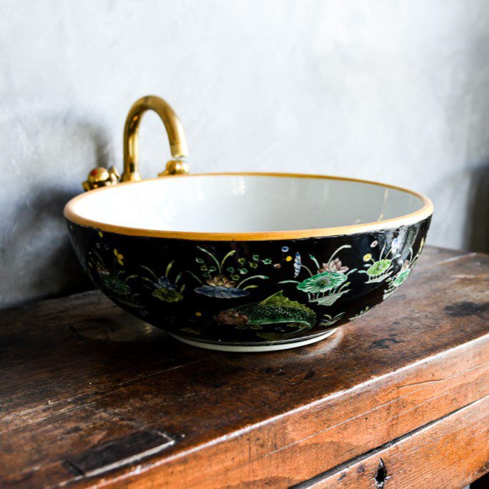 handfat-monster-koi-fisk-svart-1x1-stiltje