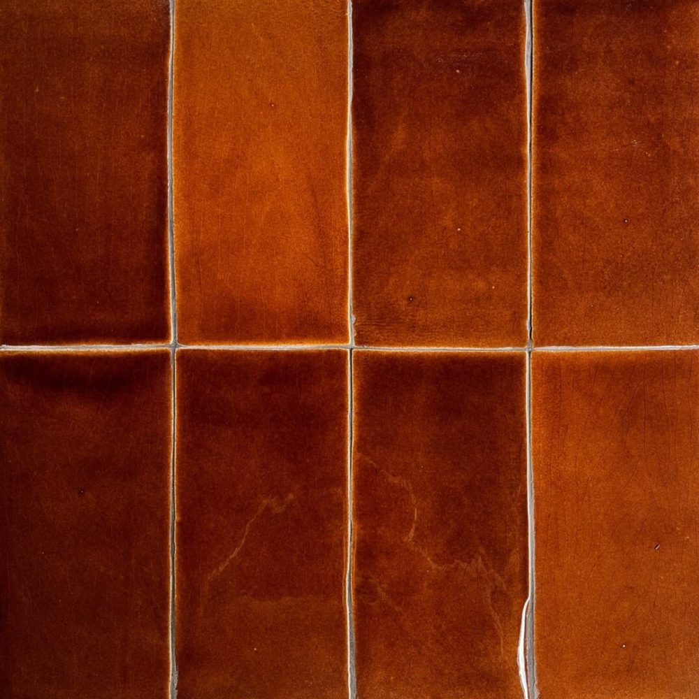 brunt handgjort kakel på vägg